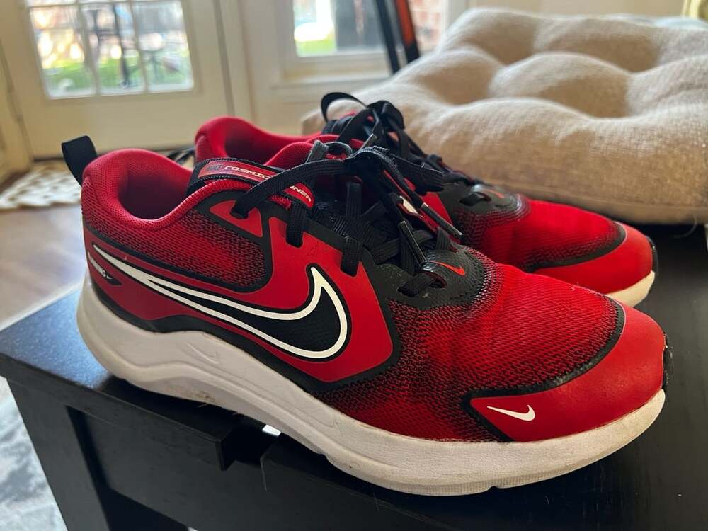 Nike Cosmic Runner GS Size 6Y Red Black White Running Shoes